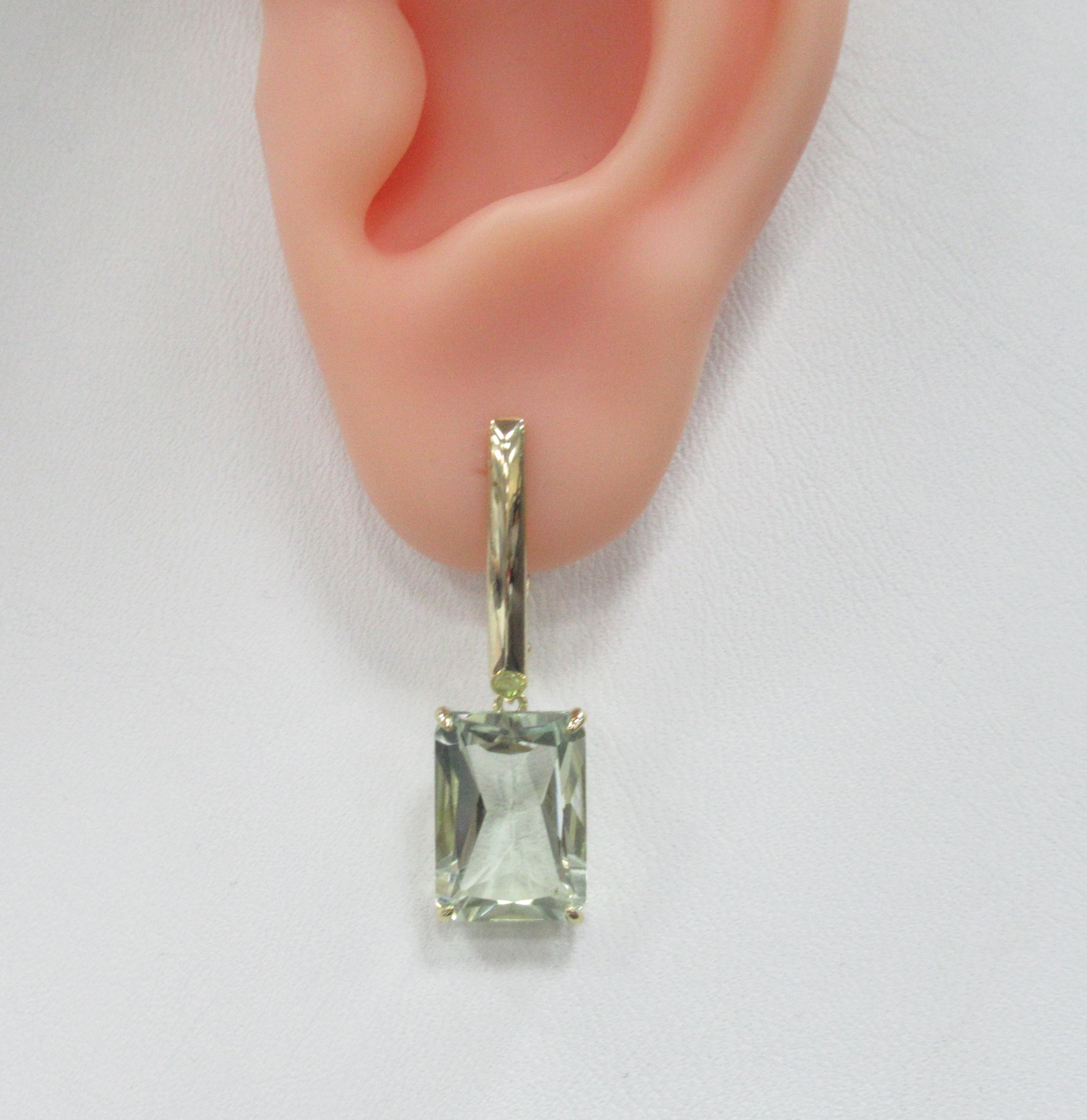 Серьги из желтого золота с зелеными аметистами